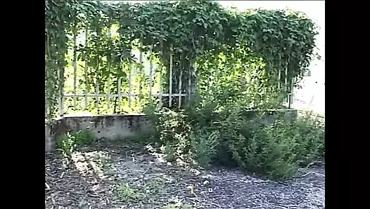 Sexy vollbusige latina-MILF wird doggystyle mit kondom und abspritzen auf den arsch gefickt