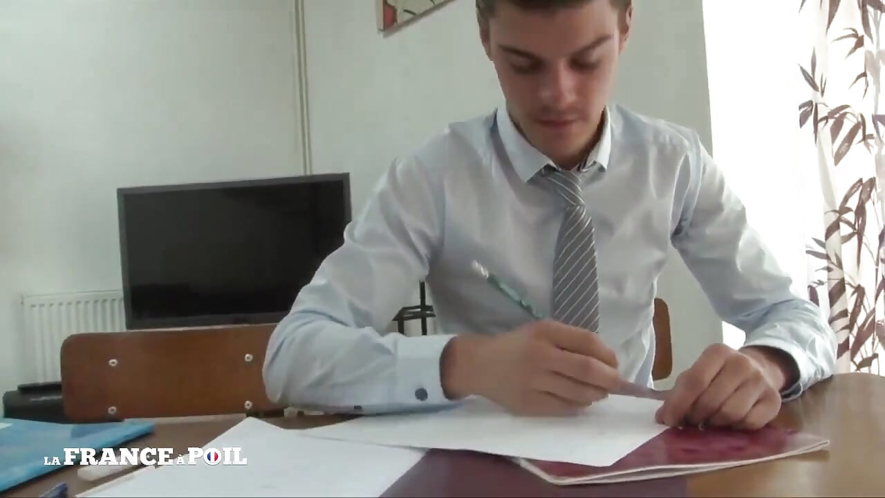 Wysublimowana brunetka studentka w niebieskiej sukience zostaje wyruchana przez kolegę z klasy