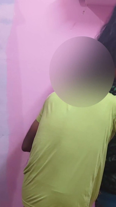 Vacker indisk moster arbetade utanför huset. Jag bar in henne i rummet och njöt av sex med henne. | Klippa 1