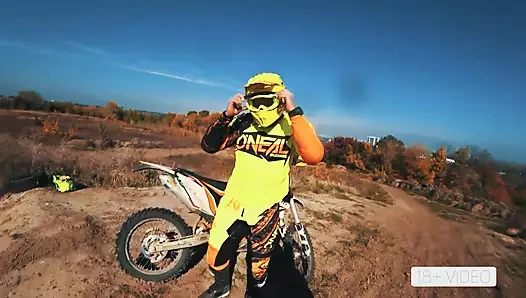 KIRLI MOTOSIKLET ÜZERINDE SERT ANAL. MIA BANDINI