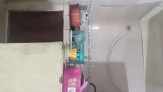 Cowok ini ngentot kontol pembantunya di dapur