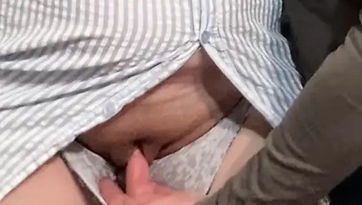 Случайный незнакомец трет мои трусики прямо в нижнем пути