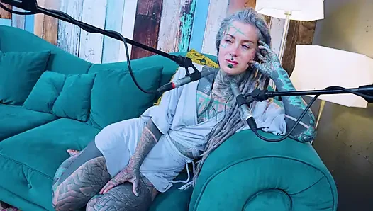 Z hakkında konuşuyorum - zeal - asmr podcast sfw konuşuyor gotik sıska kız dreadlocks dövmeli model dövmeli kız