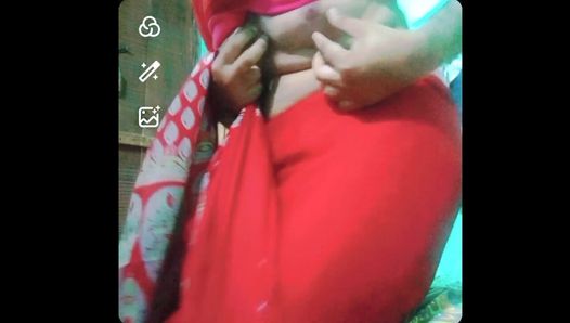 Indio gay crossdresser xxx desnudo en sari rojo mostrando su sujetador y tetas