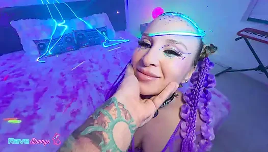 Блестящая Alexandra Quintezz принимает Brian глубоко в лазерной комнате!