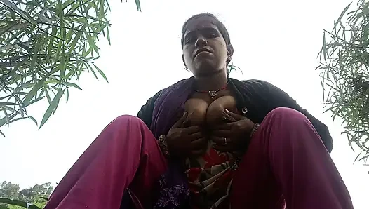 Hintli kadın parmakla su