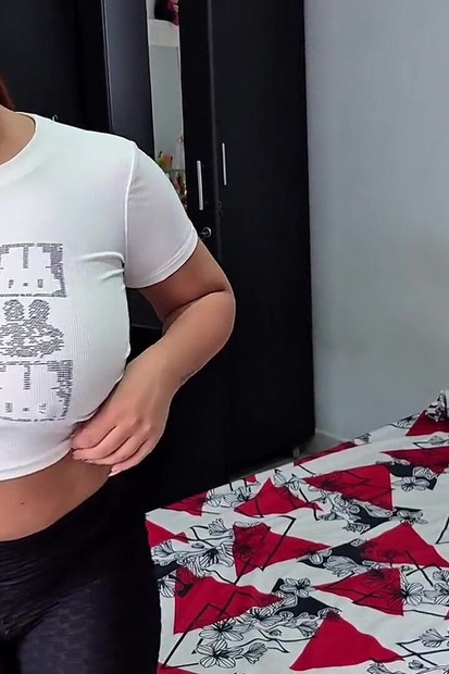 Je baise la chatte de ma femme stupide, regarde comment je la baise dans le cul