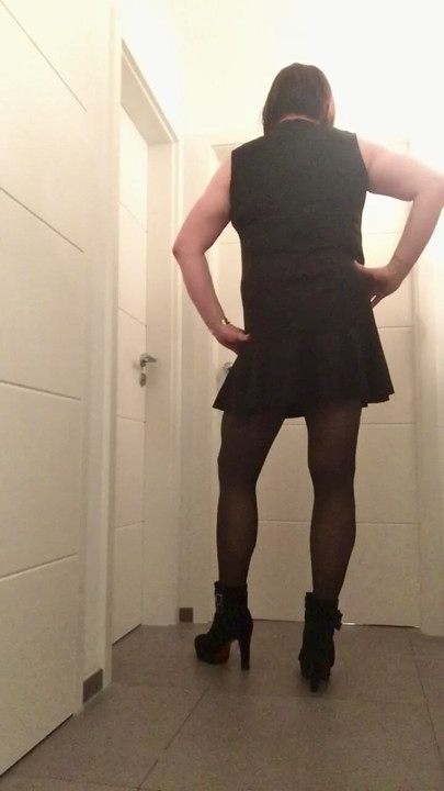 Nicki-Crossdress - rochie neagră și dresuri