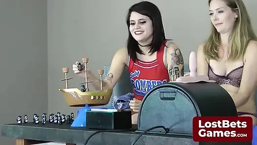 Raquel arkadaşıyla striptiz korsan penguenlerinde yarışıyor