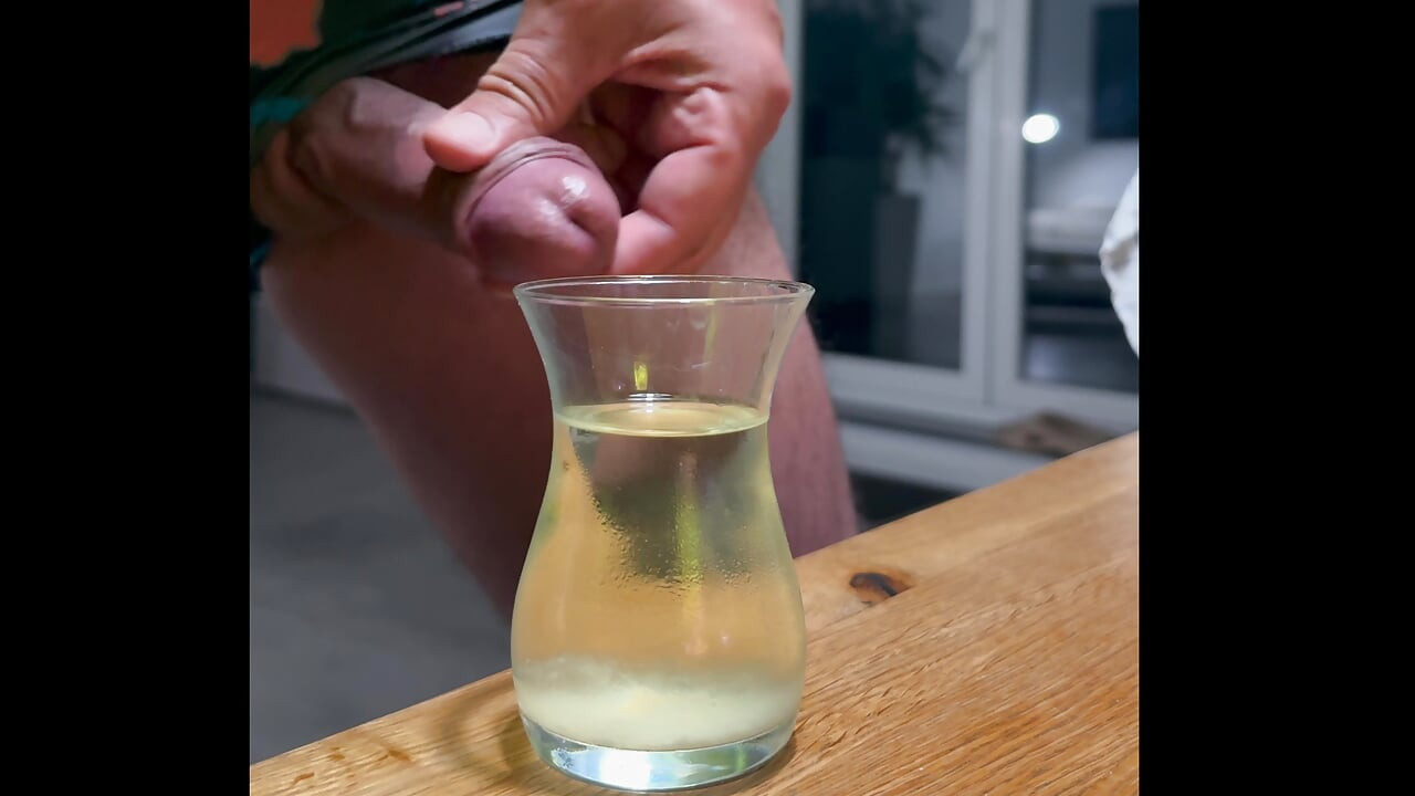 Masturbar-se em um glas de mijo e beber porra o Mix