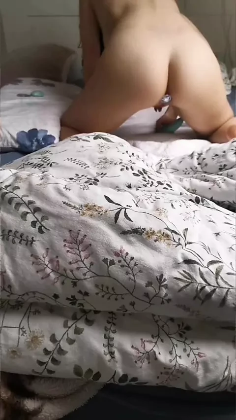 Teen has multiple orgasms and squirts