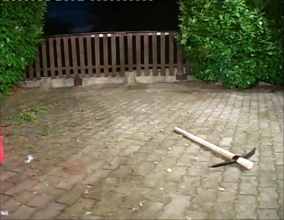 Pepek berbulu MILF blonde melancap batang besar menghisap di taman... Pancutan mani dalam mulut