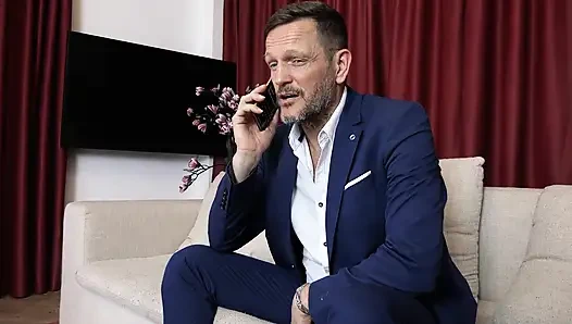 Cewek seksi rambut pirang ini lagi asik nyepong dan nyepong kontol dengan ganas