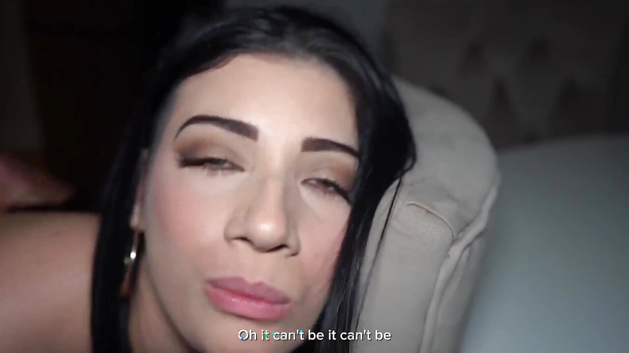 Mijn vriendje is er niet. Latina babe wordt geneukt door een bekende lul en krijgt veel sperma in haar mond! Emily Pink