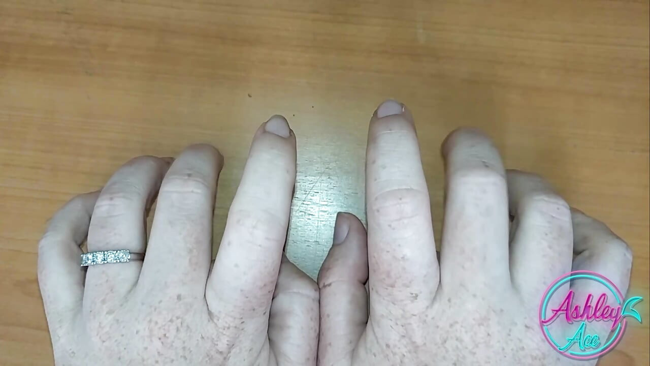 Ashley Ace menoreh kuku jari