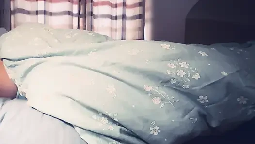 Ayah tahu bagaimana ibu suka terbangun.. Jilat dan fingering enak untuk bikin cewek ini muncrat paling enak hari ini