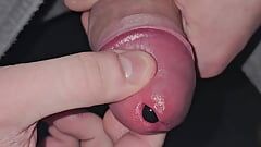J’enfonce complètement un dilatateur / plug pénien de 15 cm de long dans ma bite. J’ai failli le perdre là-dedans.