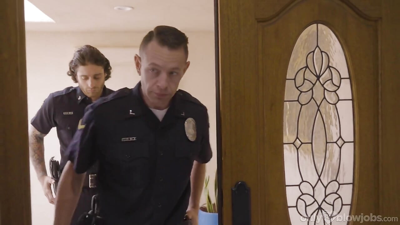 Nur teen blowjobs - zierliche blondine lutscht den schwanz des Offiziers wegen Lärmbeschwerde