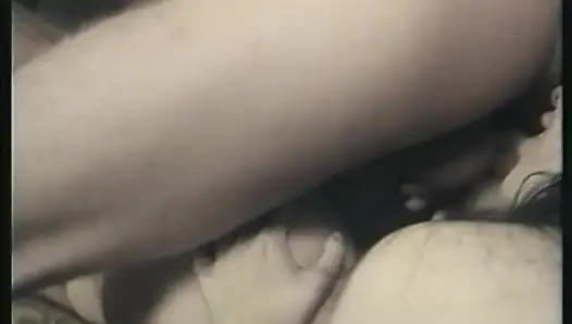 Esmer Asyalı ve beyaz kız arkadaşı her iki deliğini de siktiriyor