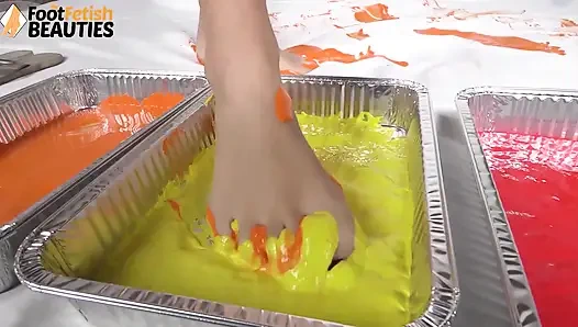 Esmer diva ödüllü bir sanat yaratmak için ayaklarını ve ellerini boyayla kaplıyor