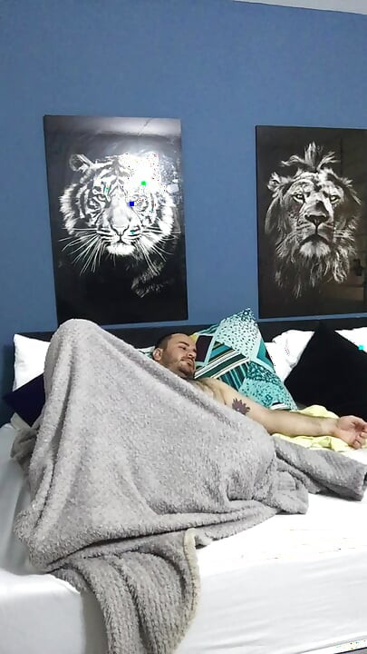 Ich ficke meine zwei Freunde, sie stöhnen köstlich.