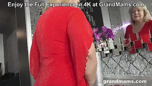 70-летняя бабушка играет с крошечным стеклянным дилдо и громко стонет у бабушки