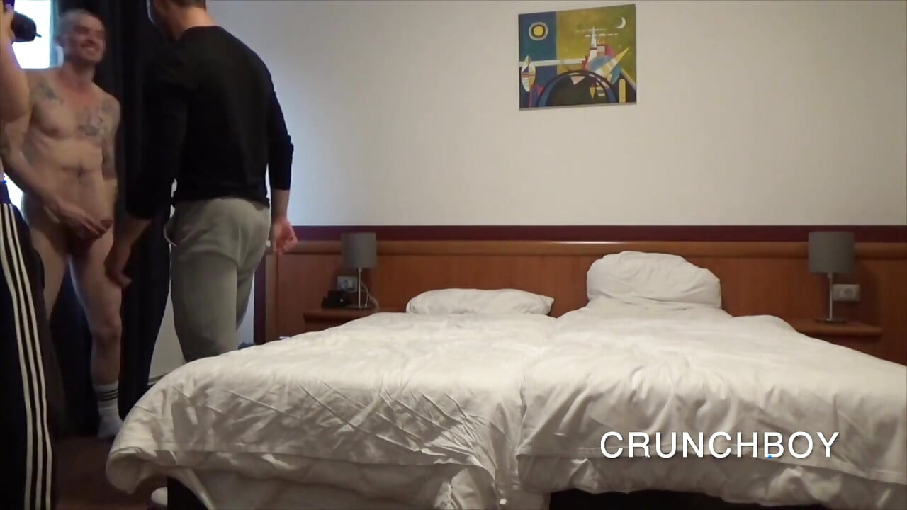 जब वह इसे चूसता है तो वह अपने पैर की अंगुली को फिल्माता है