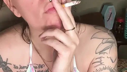 Cewek sange ini lagi asik merokok pakai bikini