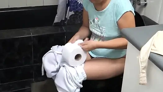 Adik tiri istriku pamer, kencing, masturbasi dan aku muncrat di toketnya
