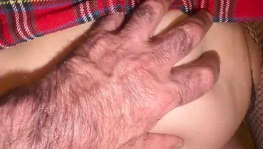 Cewek sange ini lagi asik masturbasi sendirian dan tetangganya datang dan nyepong kontol ngacengnya