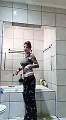 Spycam: Stepsister taking a bath – she is so hot