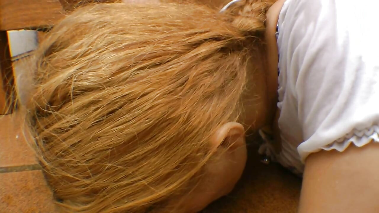 Avale ma pisse - domination lesbienne par le pipi par une fille géante