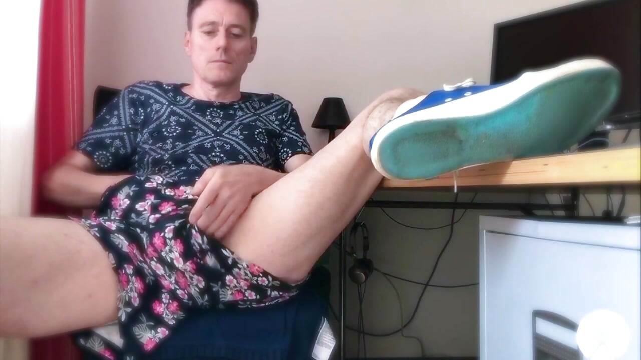 A nice masturbation session at the computer