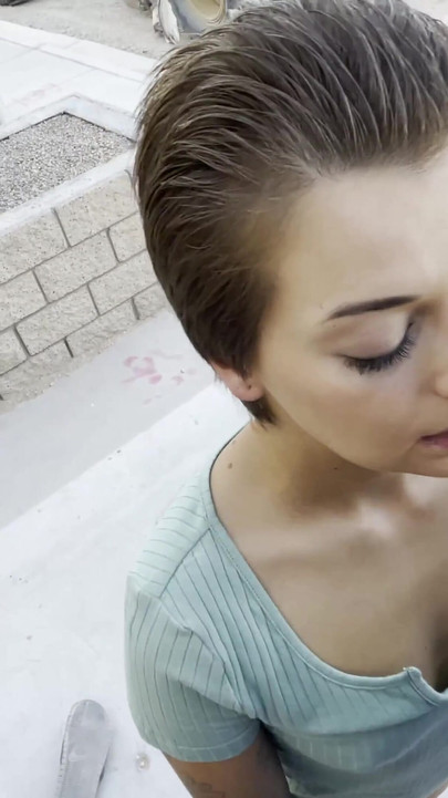 Ingoio pubblico del suo sperma cremoso