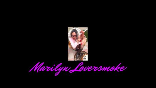 Rokende fetisj trans Marilyn Loversmoke toont grote tieten buitenshuis