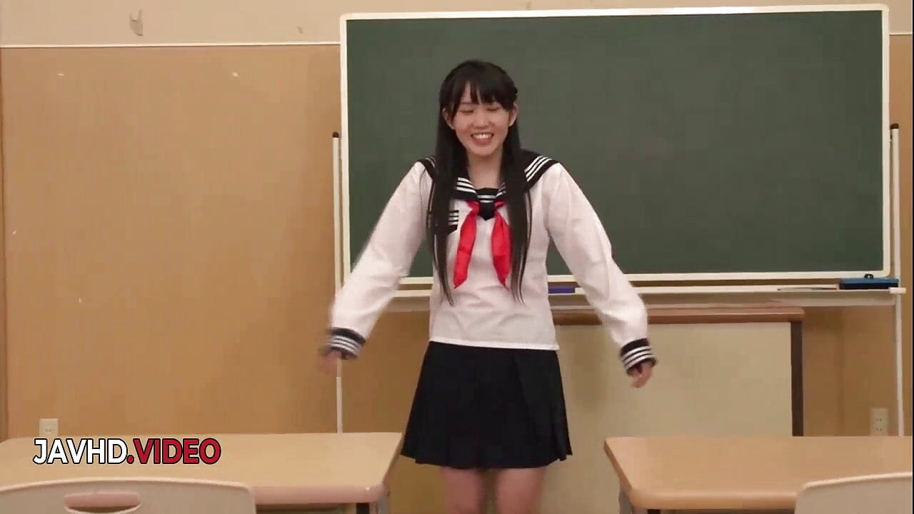 Magrinha Yui Kasugano leva dupla gozada interna na escola sexo a três