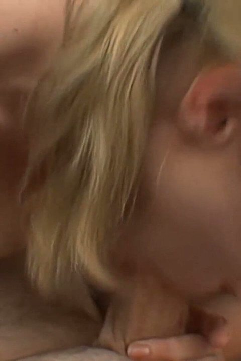 Blonde milf slurpt dikke pik met verslaafde passie