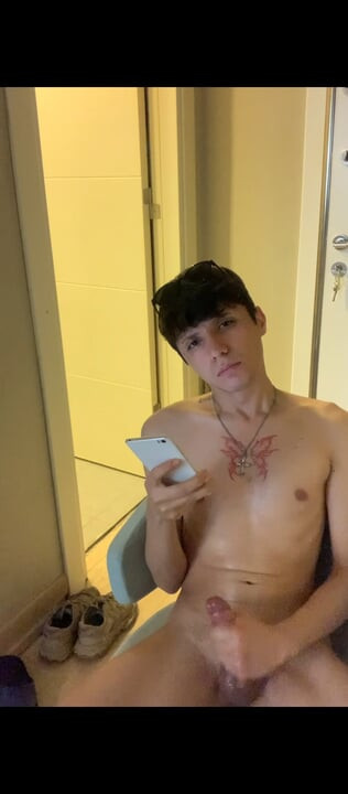 Watch me trying so hard to cum