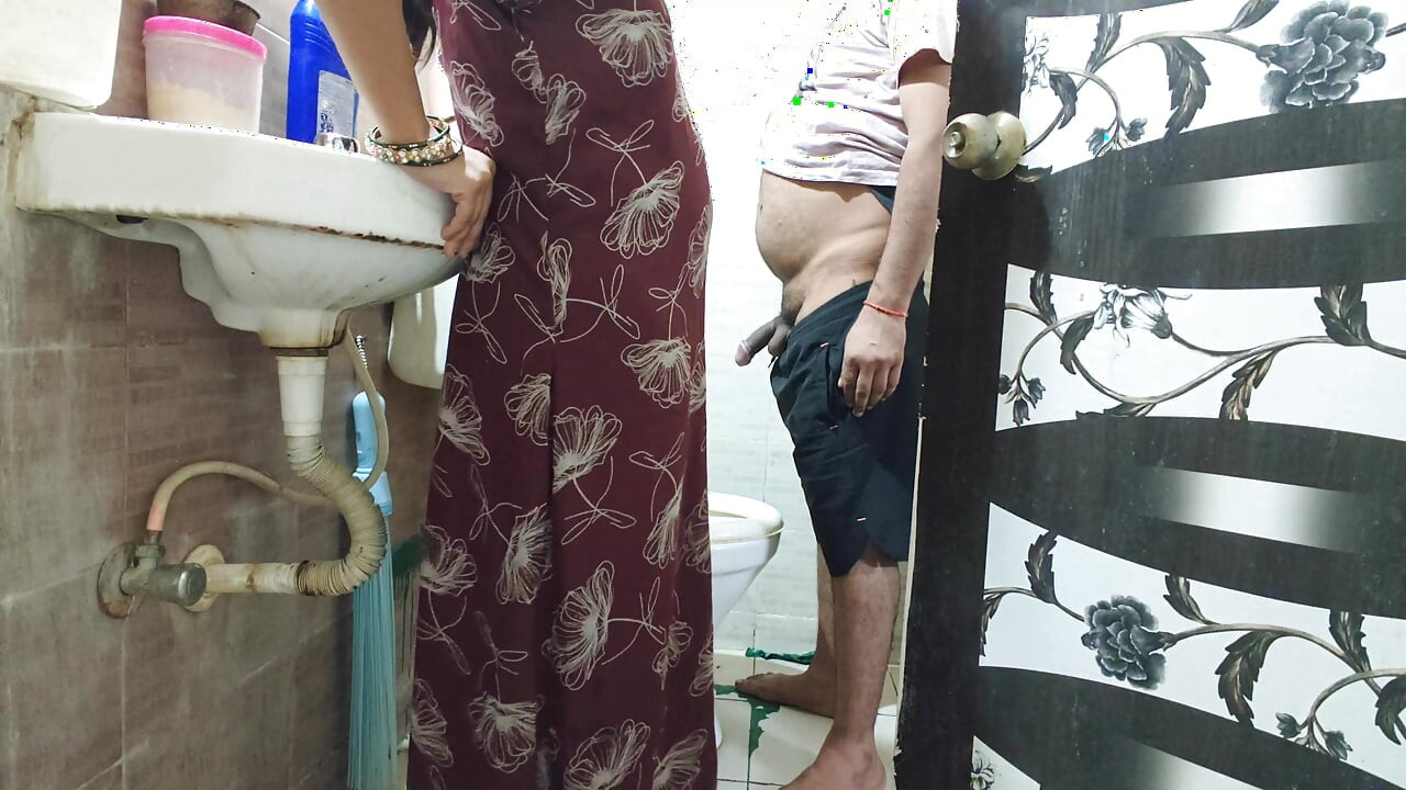 嫂子讓小叔子尿完尿後就幹了她