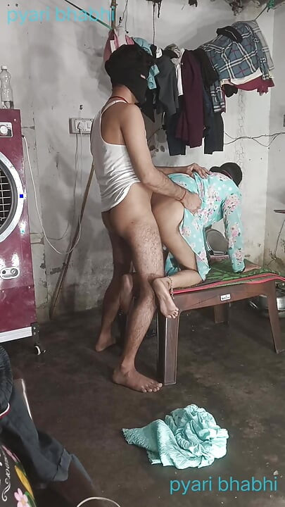 Mông to bị đụ, sau khi lấy toàn bộ con cu trong đít, bắt đầu la hét theo phong cách doggy âm thanh tiếng Hin-di.