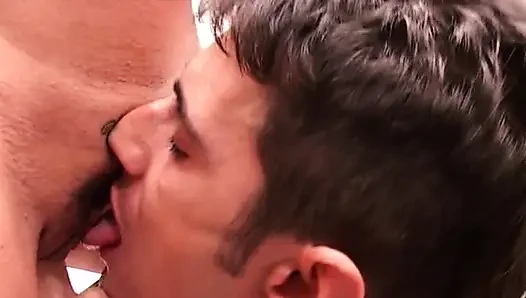 Azgın orta yaşlı seksi kadın azgın banyoda sikişmek için delikanlıyı baştan çıkarıyor