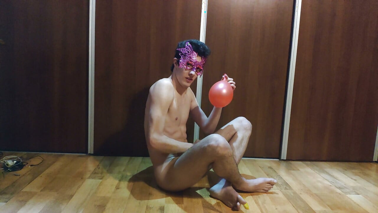 Kırmızı balonumla oynuyorum (pop olmayan)