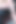 重いポンプをぶら下げた裸の足を組む
