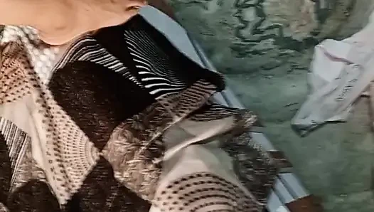 Kayınbiraderi görür görmez, baldız kıyafetlerini çıkardı ve onu emmeye başladı.
