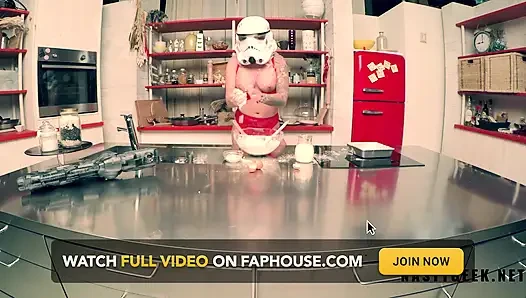 Stormtropperi jarushka verstet ihre muschi mit einem großen dildo und squirtet