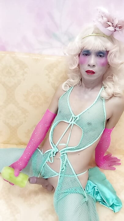 Oanh Le transgender seksi kıyafetler giyerek yapay bir kutu ile oynayan porno