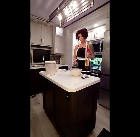 Alexis Rose masturbeert in de keuken voordat ze langs achteren wordt geneukt
