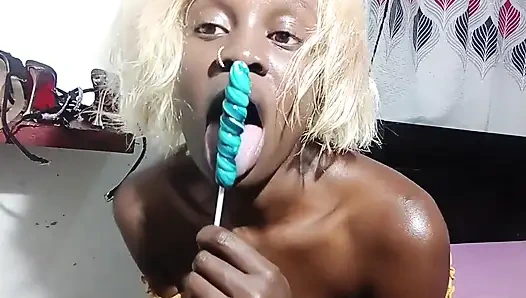 Alexa - halbnackte blondine lutscht an sweet