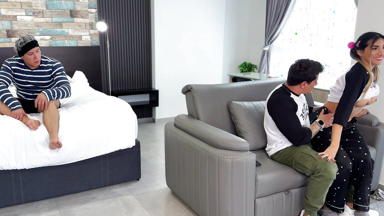 Infidelă țâțoasă! Îl lasă pe cumnatul ei să o fută după ce a făcut sex cu iubitul ei pe canapea!