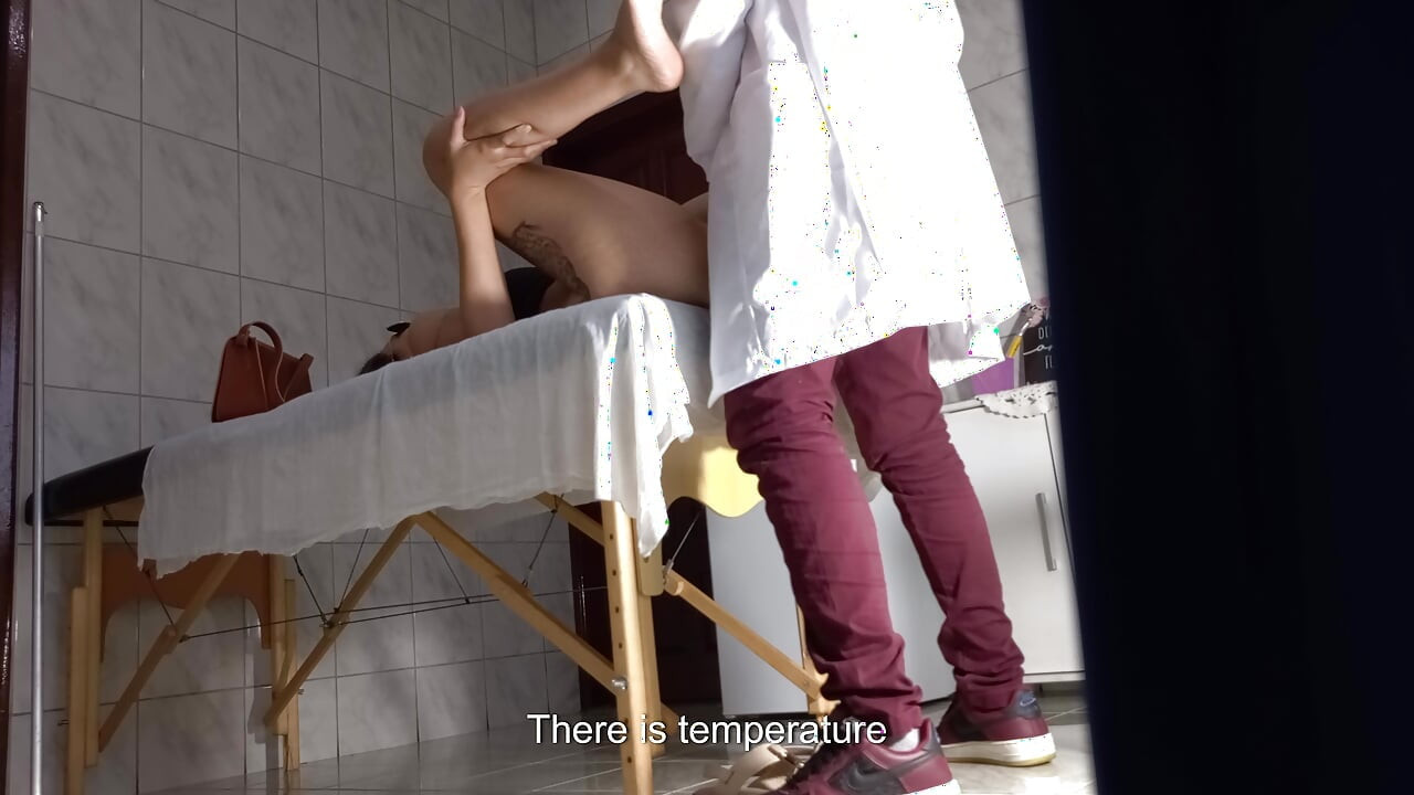 A menina cega teve seu ânus aberto pelo ginecologista.